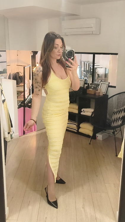 Robe longue en tissus effet froufrou. dos nue. Photo porté colorie jaune. 