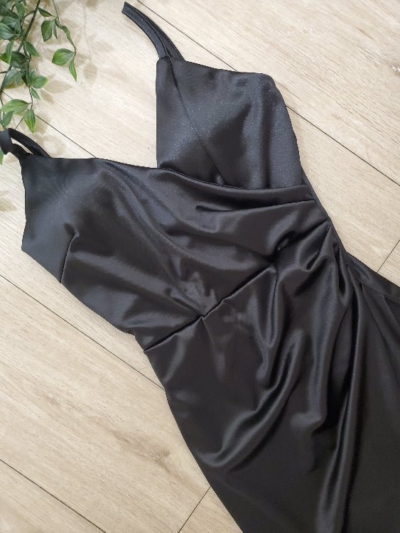 Robe moulante en satin croisé . colorie noir . Photo détail. 
