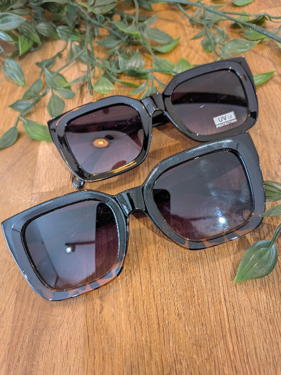 Lunettes de soleil carré en acétate. Colorie noir et écaille. 