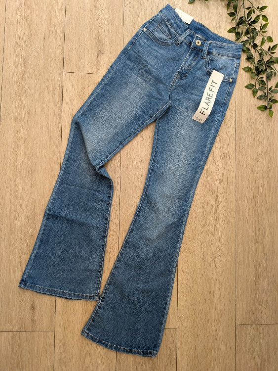 Jean flare bleu. photo a plat. 