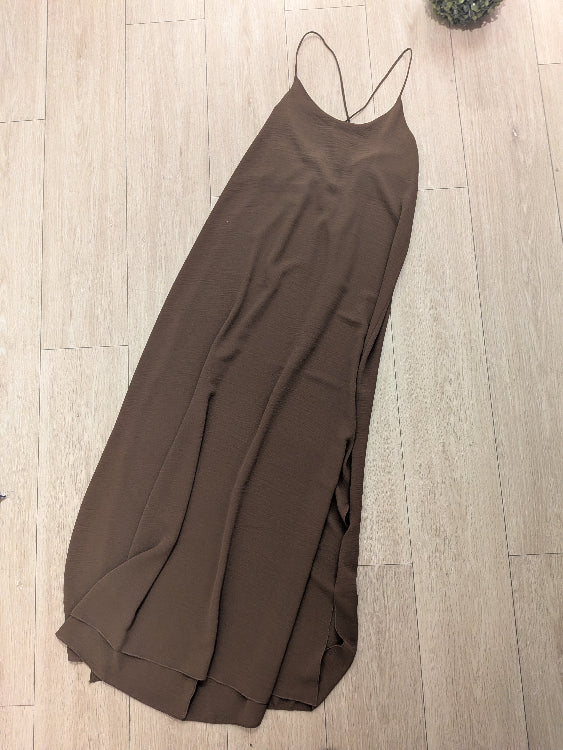 robe longue fluide bretelles croisées. colorie marron