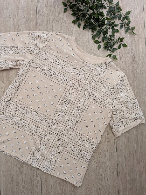 T-shirt imprimé bandana colorie  beige . Photo a plat. 