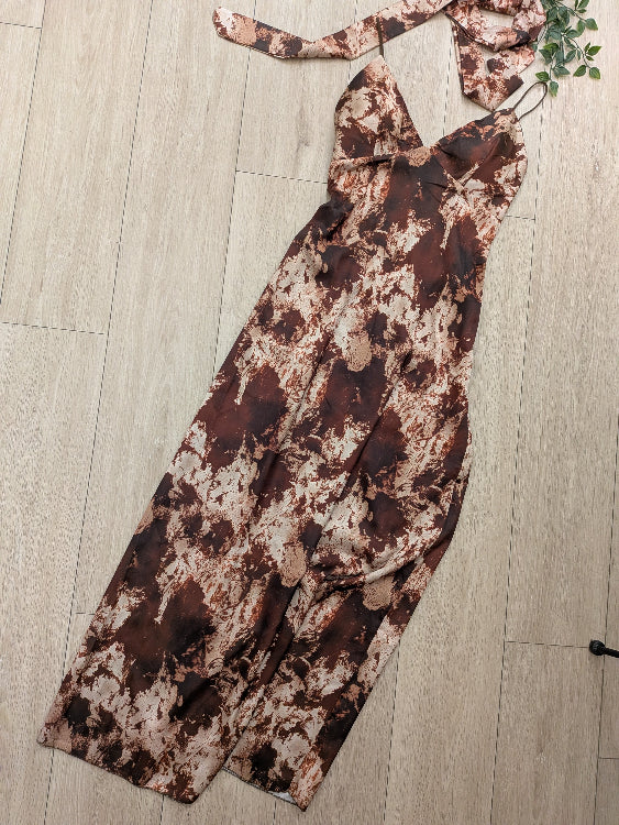 Robe longue en satin imprimé marbre. colorie marron.