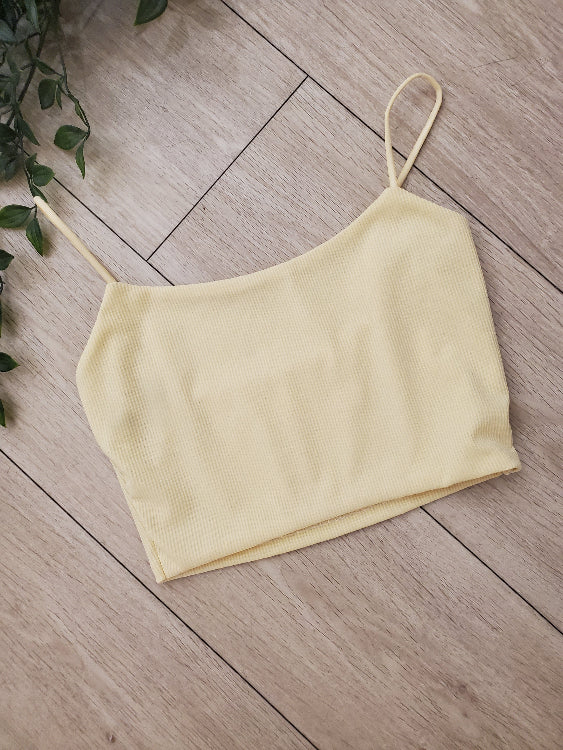 T-shirt dentelle court photo a plat colorie jaune. photo débardeur seul