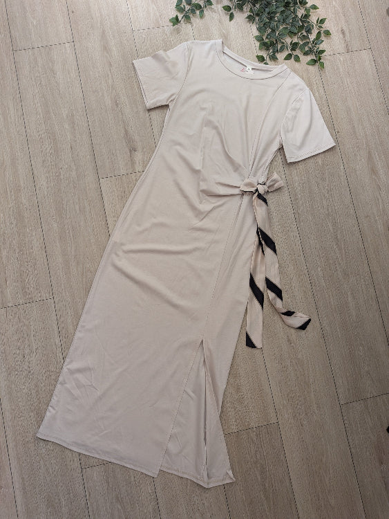 Robe T-shirt longue nœud foulard a la taille. Photo a plat . Colorie beige