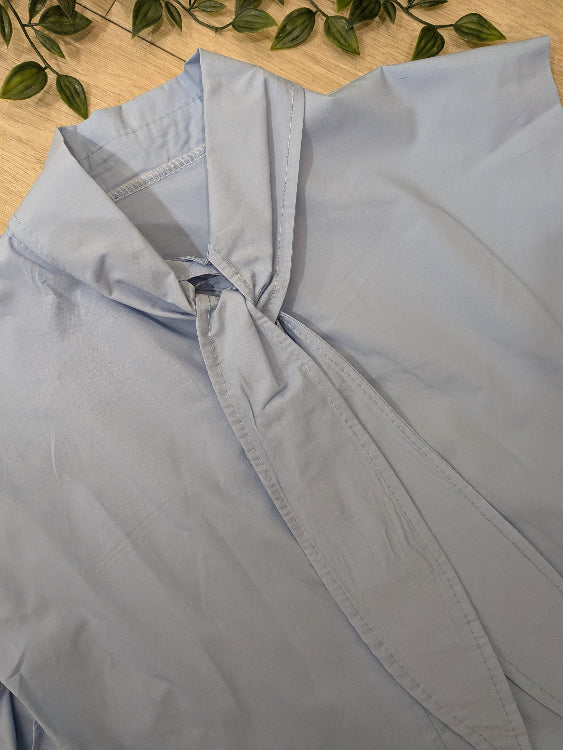 Chemise sans manches nœud. colorie Bleu ciel . Photo détail noeud.