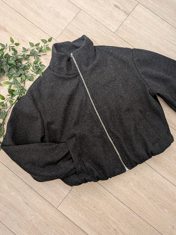 blouson court en tissus feutré colorie noir.