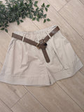 Short en coton avec ceinture marron. Photo a plat. colorie beige