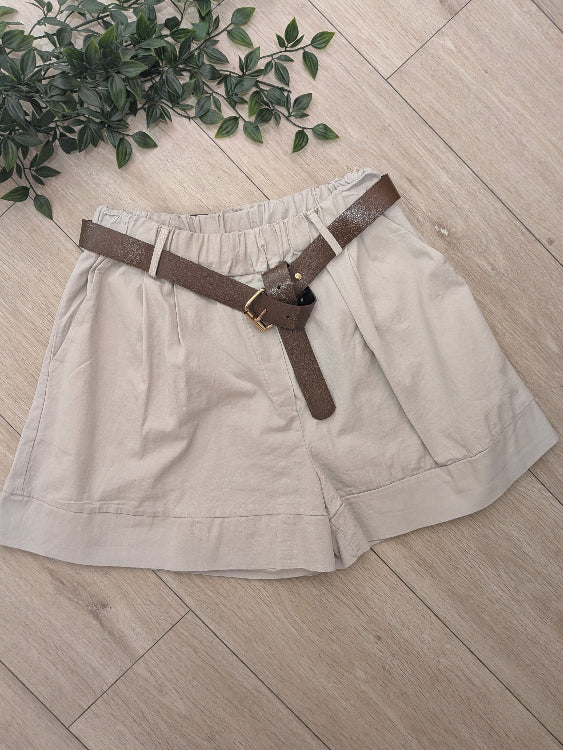 Short en coton avec ceinture marron. Photo a plat. colorie beige
