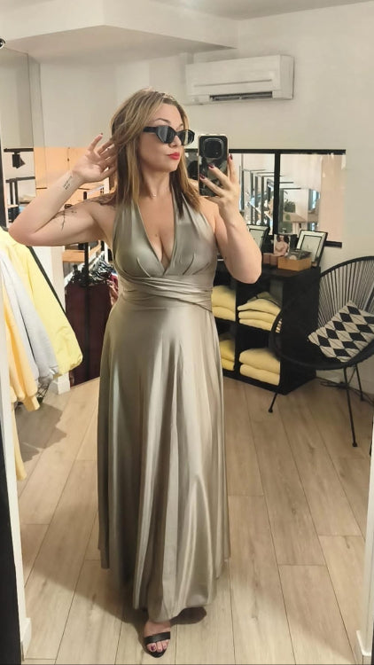 Robe longue en satin drapé colorie taupe. 