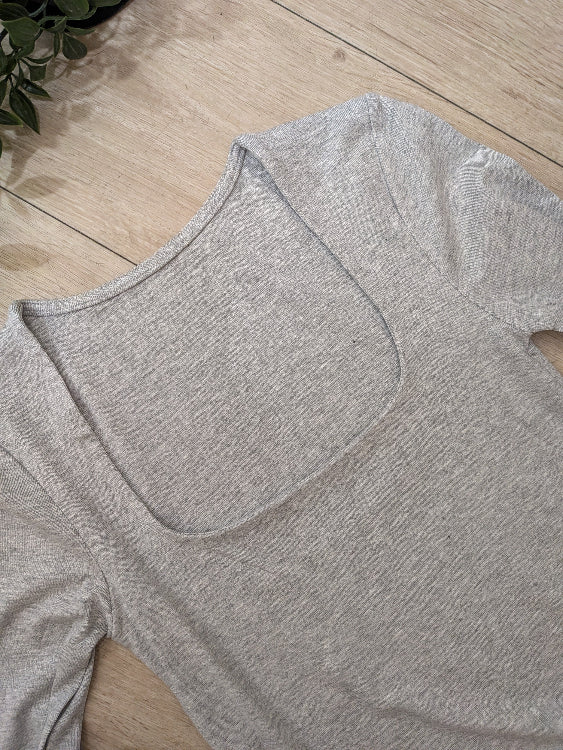 T-shirt manches longue a col carré. photo détail colorie gris.