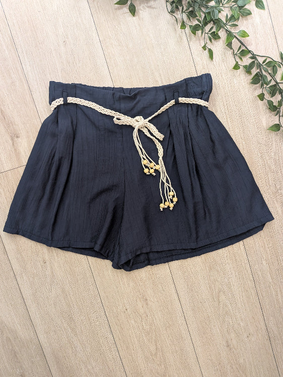 Short fluide avec ceinture tressé . Colorie marine . 