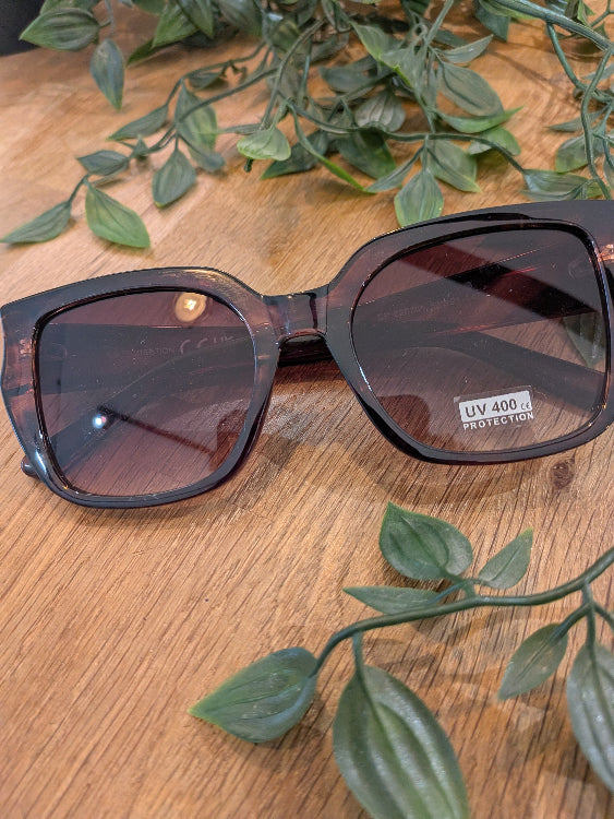 Lunettes de soleil carré en acétate. Colorie noir et écaille. 