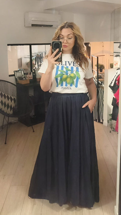 T-shirt imprimé olive porté avec une jupe fluide effet lin marine.