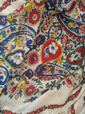 Grand foulard rectangulaire en satin imprimé fleurie. 