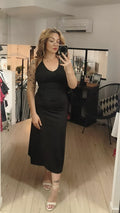 Robe longue près du corp colorie noir. photo porté