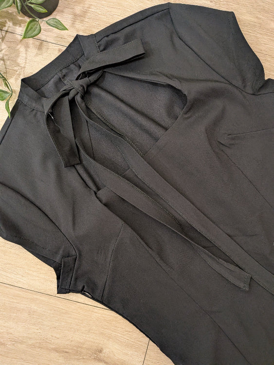Robe courte décolleté carré noué. colorie noir.
