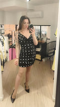 Robe courte drapé en tissus noir a pois blanc. Photo porté. 