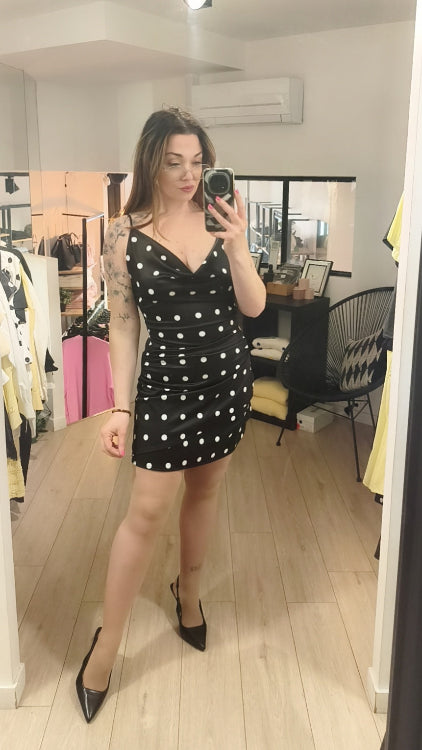 Robe courte drapé en tissus noir a pois blanc. Photo porté. 