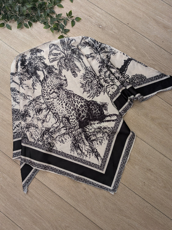 Top foulard imprimé léopard. colorie noir photo a plat. 