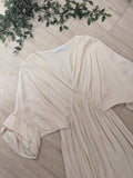 robe longue manche 3/4 volanté. colorie beige. photo a plat. 