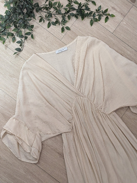robe longue manche 3/4 volanté. colorie beige. photo a plat. 