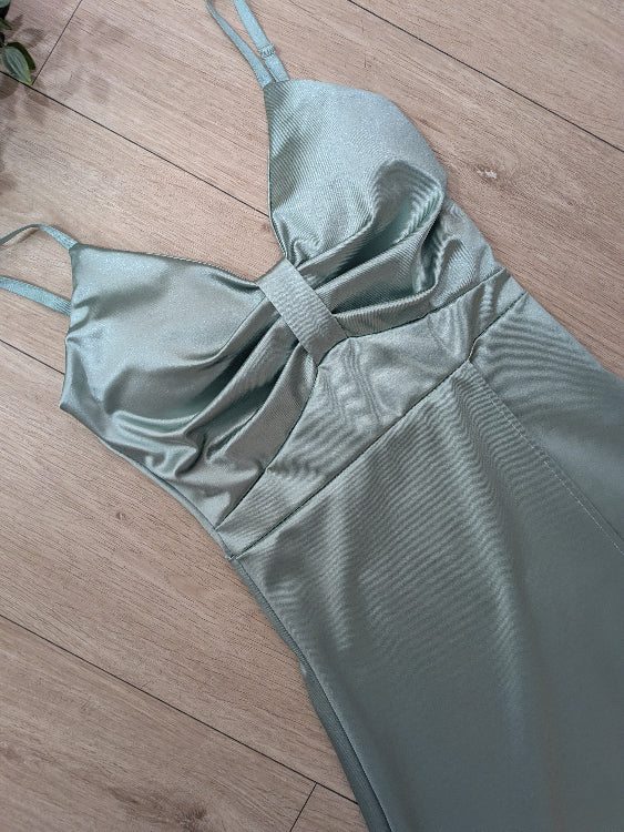 Robe patineuse en satin vert d'eau. 