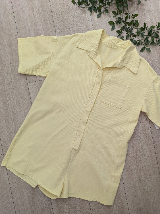 Combi-short en jean colorie jaune photo a plat. 