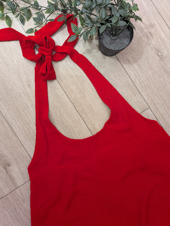 Robe longue fluide dos nue décolleté en V. colorie rouge. photo détail.