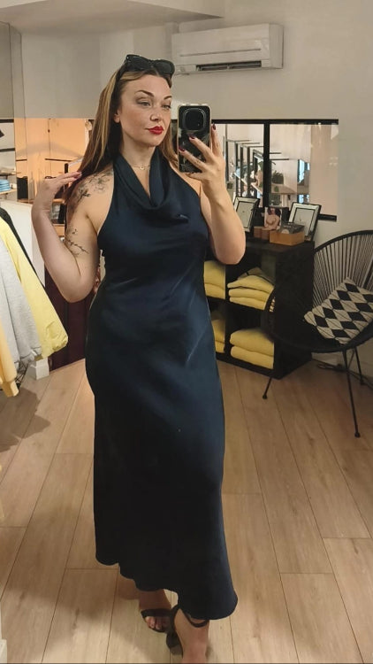 Robe longue en satin col drapé. photo porté colorie marine. 