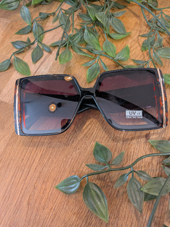 Lunettes de soleil carré en acétate. Colorie écaille. 