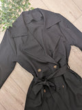 Trench fluide colorie noir. photo a plat. 