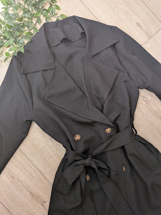 Trench fluide colorie noir. photo a plat. 