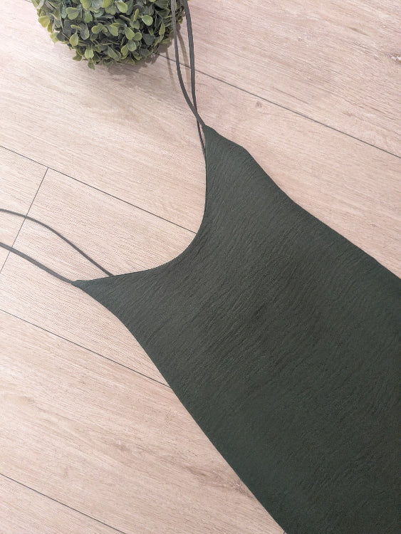 robe longue fluide bretelles croisées. colorie kaki détail
