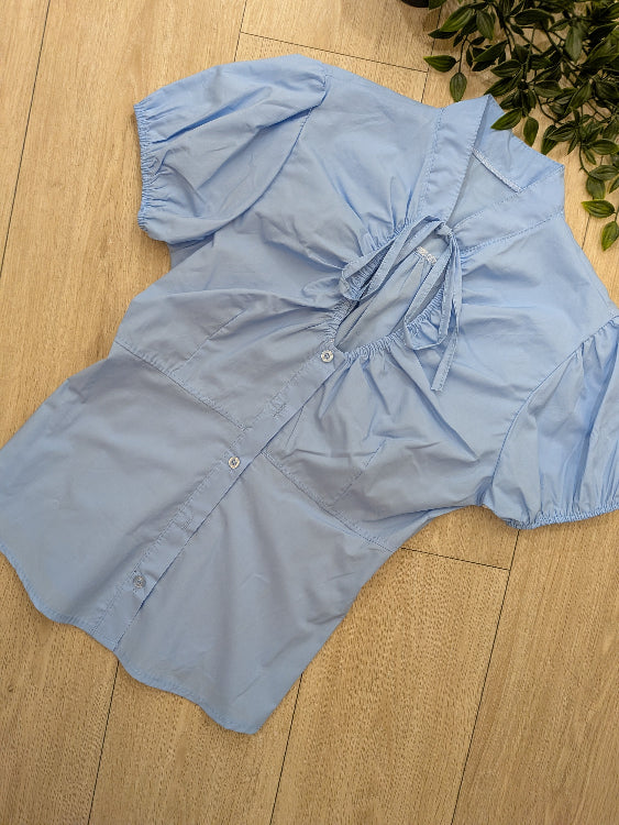 chemise cintré froncé colorie bleu ciel photo a plat. 