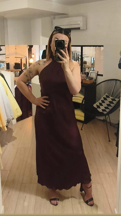 Robe longue en saton col montant . photo porté colorie bordeau.