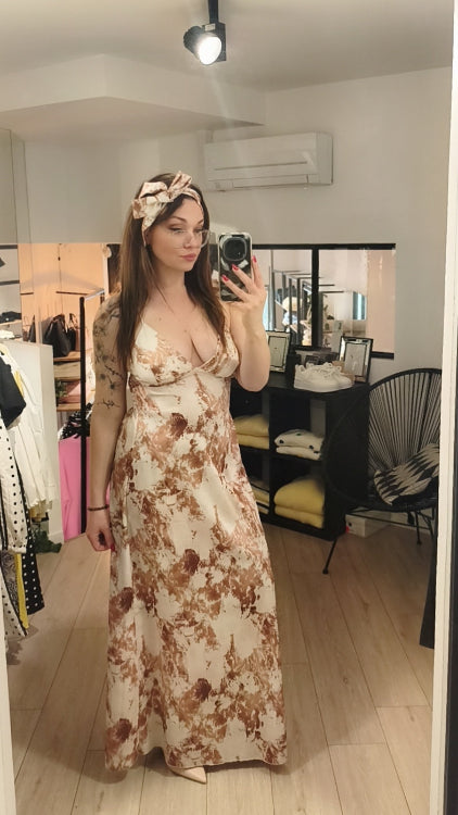 Robe longue en satin imprimé marbre. colorie Beige.