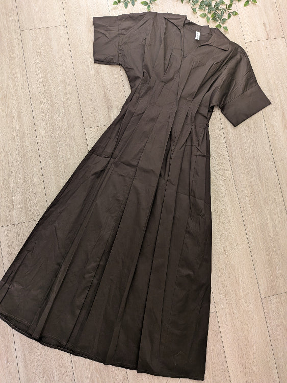 Robe chemise longue . photo a plat. colorie marron.