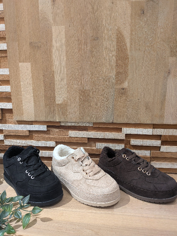 Basket en nubuck fourré colorie noir, beige et marron.