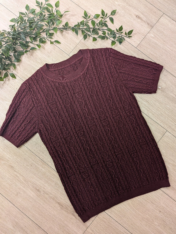 Pull fin torsadé manches courtes. colorie bordeau photo a plat.
