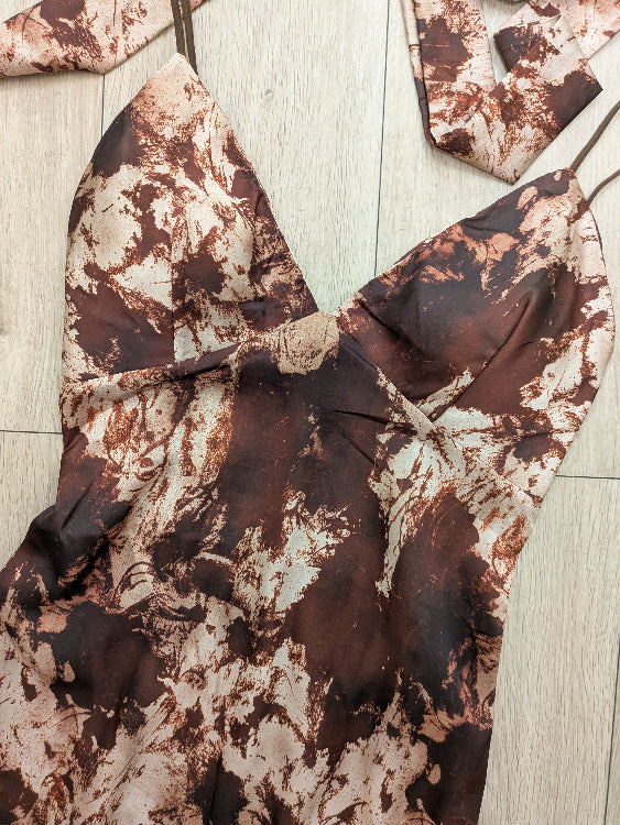 Robe longue en satin imprimé marbre. colorie marron.