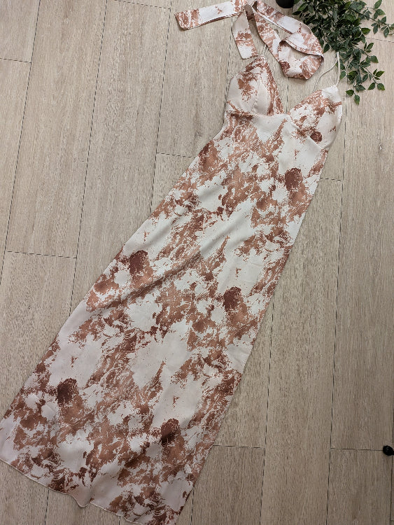 Robe longue en satin imprimé marbre. colorie Beige.