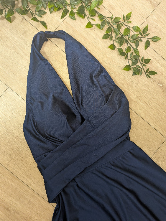 Robe longue en satin drapé colorie marine. 