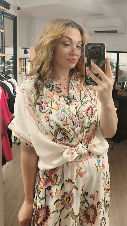 Ensemble composé d'une chemise et d'un pantalon en tissus imprimé fleuri. Photo porté. 