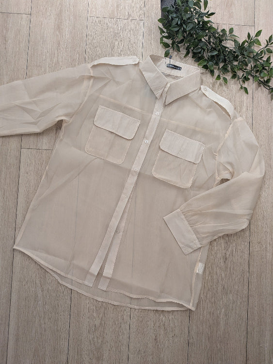 Chemise saharienne en voile beige photo a plat. 
