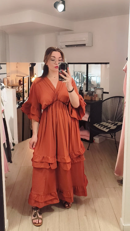 robe longue manche 3/4 volanté. colorie brique. photo porté. 