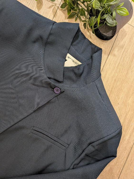 veste asymétrique fermeture col avec 1 bouton. colorie marine