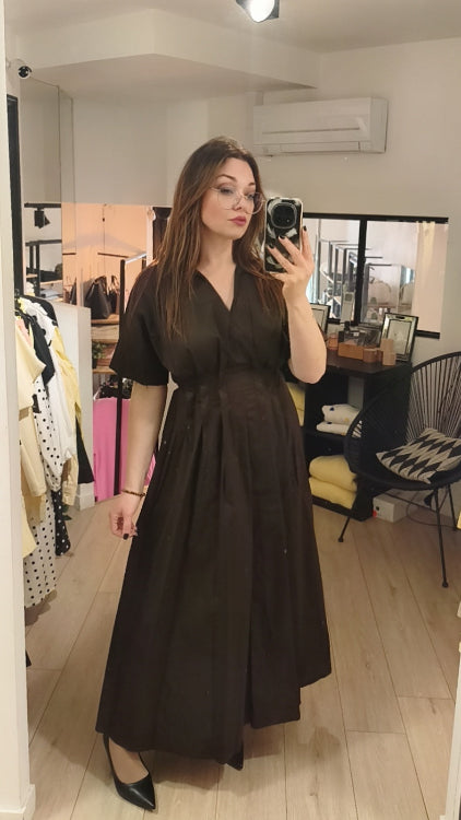 Robe chemise longue . photo porté. colorie marron.