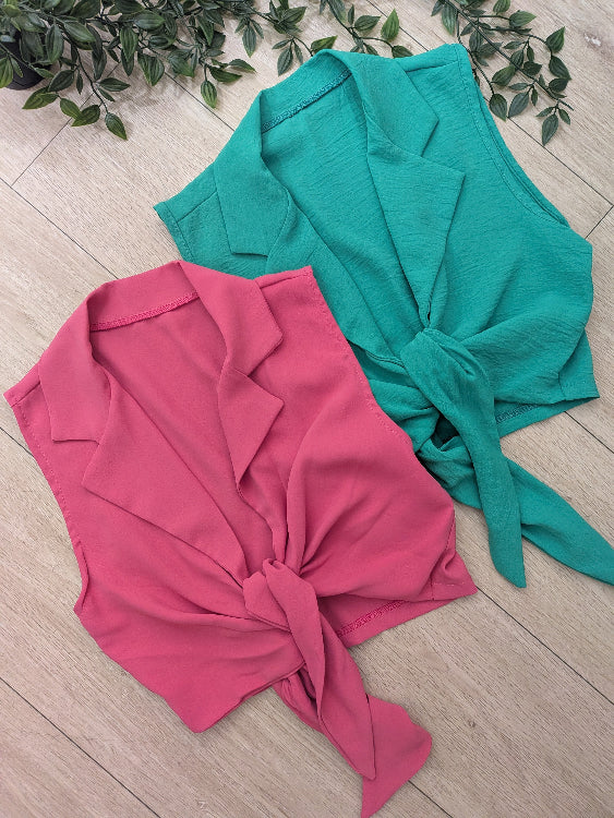 Chemise sans manches noué colories vert et rose.