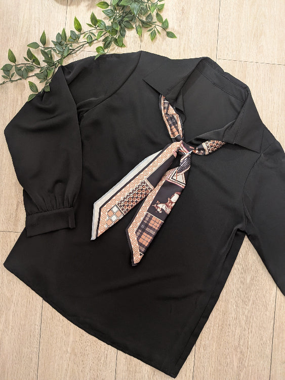 Chemisier cravate foulard. colorie noir.